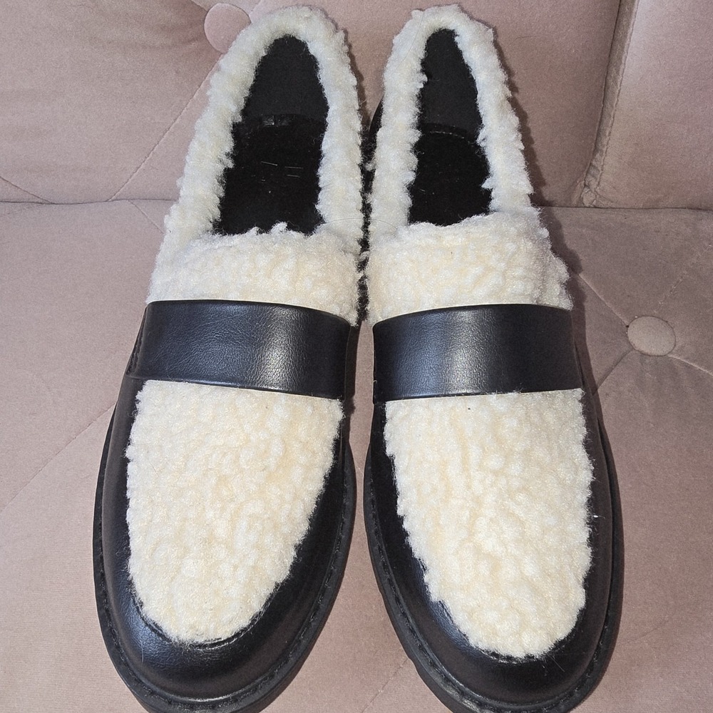 JUST FAB BLACK AND CREAM LELI‎ SHERPA LUG SOLE LOAGERS SZ 8